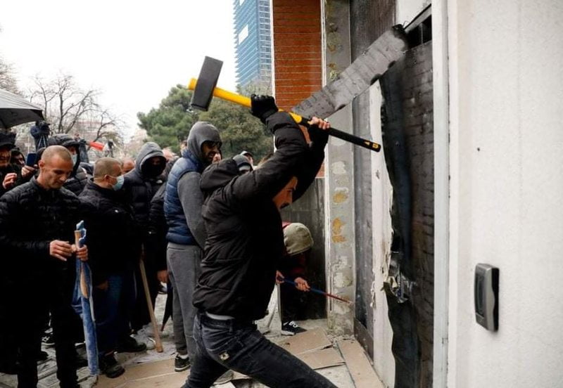 Dhuna në selinë e PD dy vite më parë, Açka: Mbështetësit e Berishës të kërkojnë ndjesë, specialistët e flakës dhe dhunës na flasin për demokraci