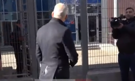 Po hynte në GJKKO për të marrë pjesë në gjyqin e Belerit, Vangjel Dule goditet me vezë