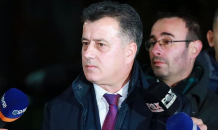 Bllokuan seancën parlamentare, Noka e Bardhi sulmojnë Begajn: Presidenti erdhi si ministër i propagandës së Ramës