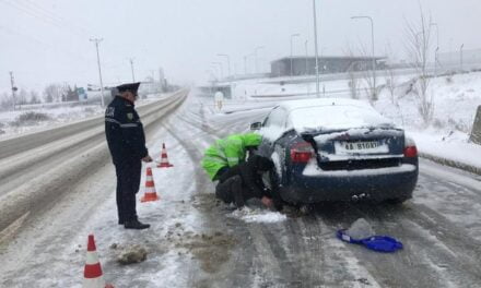 Bllokohen disa akse në Kukës, bora shkakton problem në qarkullim