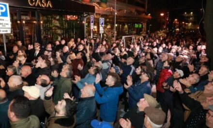 Mbështetësit e ish-kryeministrit i thurin vargje poshtë banesës: O Sali, o legjendar, dil njëherë se du’m me t’parë