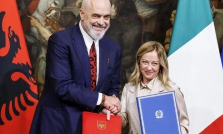 Media franceze jehonë vendimit të ‘Kushtetueses’: Marrëveshja e diskutueshme për emigrantët ngjall zemërim në të gjitha anët