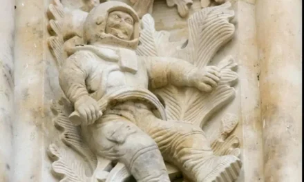 Statuja e një astronauti në kishën e viteve 1500 në Spanjë, si është e mundur?