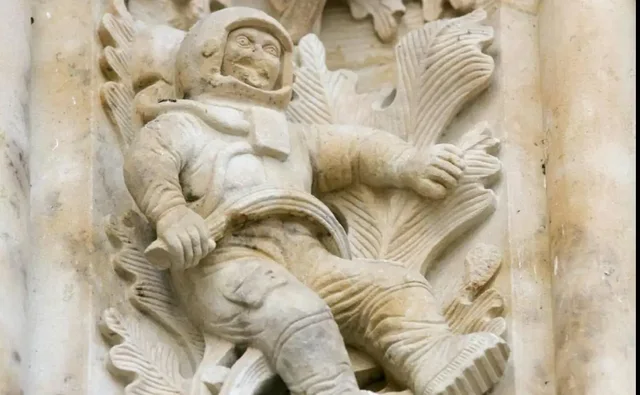 Statuja e një astronauti në kishën e viteve 1500 në Spanjë, si është e mundur?