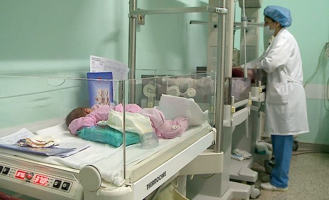 Në 2023, 2500 lindje më pak/ Në pesë qarqe ka pasur më shumë vdekje se sa lindje