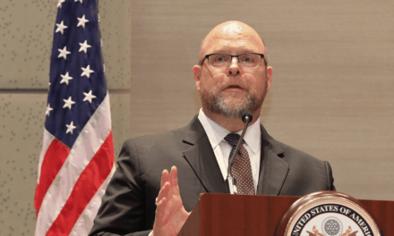 Çështja e dinarit serb, ambasadori amerikan në Prishtinë: Në dyshim partneriteti me Kosovën, Kurti duhet të na dëgjojë