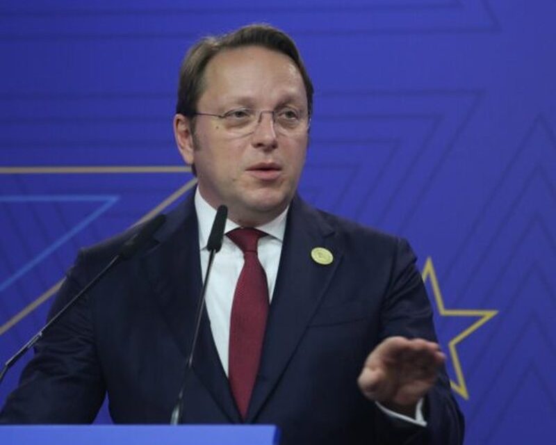 “Shqipëria gati për të hapur negociatat”, Varhelyi-Greqisë: Nuk ndërtohen marrëdhënie të mira me fqinjët nëse ti e bllokon