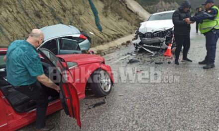 Aksident i trefishtë në Gjirokastër lë pas dy persona të plagosur, vdes pasagjerja