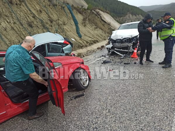 Aksident i trefishtë në Gjirokastër lë pas dy persona të plagosur, vdes pasagjerja