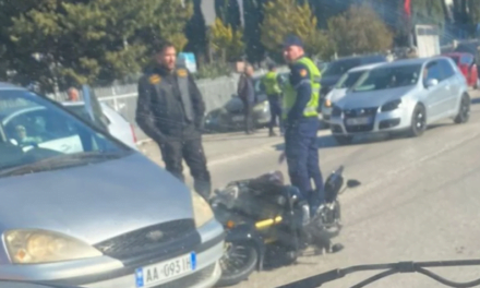 Aksident në aksin Elbasan-Peqin, motori përfundon poshtë makinës