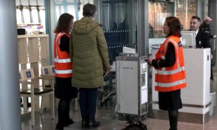 Kompania finlandeze do të peshojë pasagjerët. Kritikët: Akt turpërues ndaj klientëve