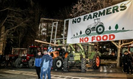 Fermerët grekë kalojnë natën me traktorët e tyre në sheshet qendrore të Larisës dhe Karditsës