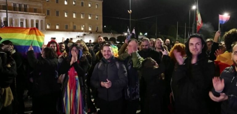 Parlamenti grek voton projektligjin për martesat brenda të njëjtës gjini, Greqia bëhet vendi i parë me shumicë ortodokse që…