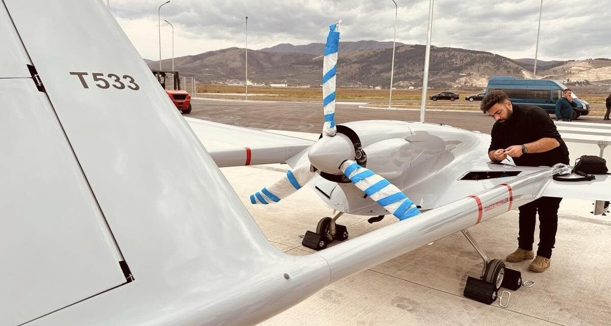 Detajet/ Instalohet stacioni i kontrollit tokësor në bazën ajrore taktike të NATO-s në Kuçovë për dronët luftarakë “Bayraktar” TB-2