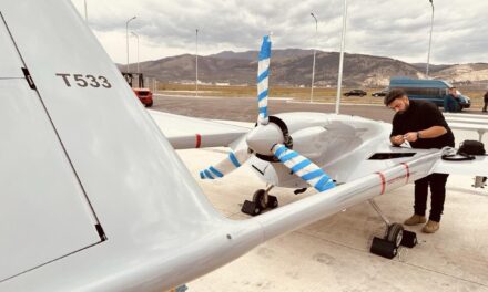 Detajet/ Instalohet stacioni i kontrollit tokësor në bazën ajrore taktike të NATO-s në Kuçovë për dronët luftarakë “Bayraktar” TB-2