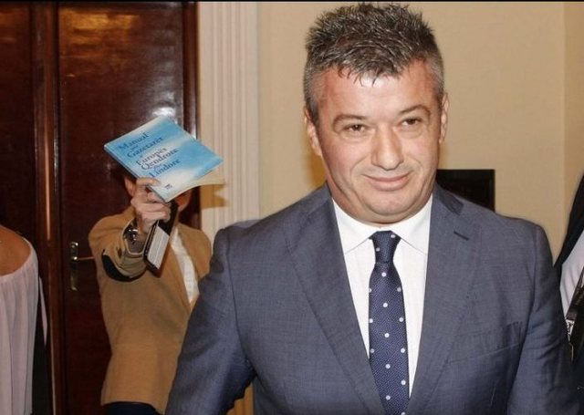 E nise si qesharak, u bëre dhunues