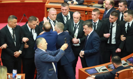 “Reforma Zgjedhore po ecën me ritme të kënaqshme”, deputeti i PS-së për kaosin në Kuvend: “Rithemelimi” kundër normalitetit