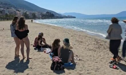“Notova, uji është super”, turistët e huaj shijojnë diellin dhe detin në Vlorë
