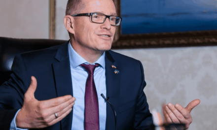 Politikani austriak: Vuçiç po planifikon luftë në Ballkan, ku pritet të godasë