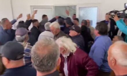 Tensione në mbledhjen për zgjedhjen e kryetarit të përkohshëm të Bashkisë Himarë, Blendi Klosi dhe prefekti Vangjel Tavo largohen nga salla