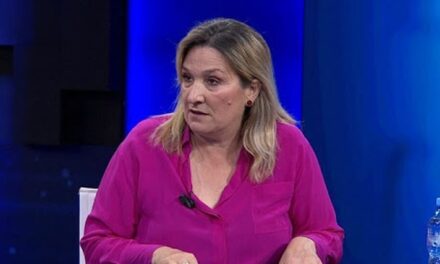 Deputetja e PD: Në Parlament vijnë njerëz që s’lajnë sqetullat! Janë armiq të dushit dhe briskut, përveçse analfabetë