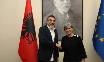 “Rikthimi në normalitet një sinjal i mirë”, Çuçi pret reporteren për Shqipërinë në PE: Platformë dialogu me opozitën për ligjet me 3/5