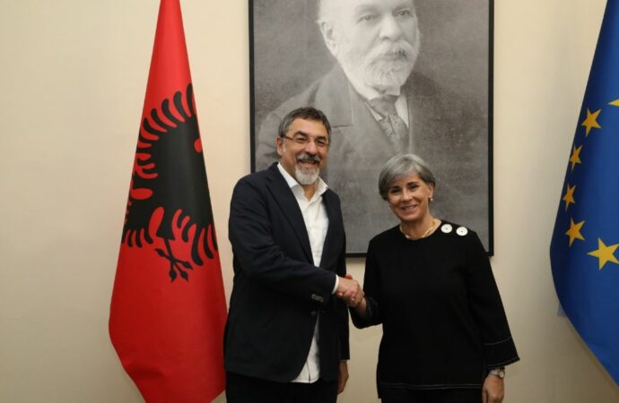 “Rikthimi në normalitet një sinjal i mirë”, Çuçi pret reporteren për Shqipërinë në PE: Platformë dialogu me opozitën për ligjet me 3/5