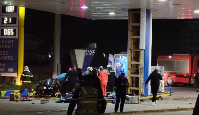 Aksident i rëndë në Durrës/ Makina me shpejtësi të lartë përplaset me karburantin, 3 persona në gjendje kritike