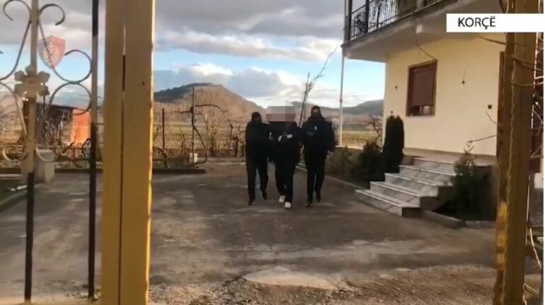 Mbante 22 kg drogë në banesë, arrestohet 48-vjeçari në Korçë