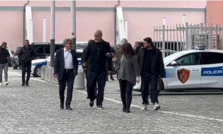 Rama në Shkodër, inspekton mjediset e jashtme të stadiumit me kreun e bashkisë dhe presidentin e Vllaznisë