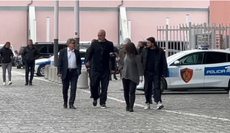 Rama në Shkodër, inspekton mjediset e jashtme të stadiumit me kreun e bashkisë dhe presidentin e Vllaznisë