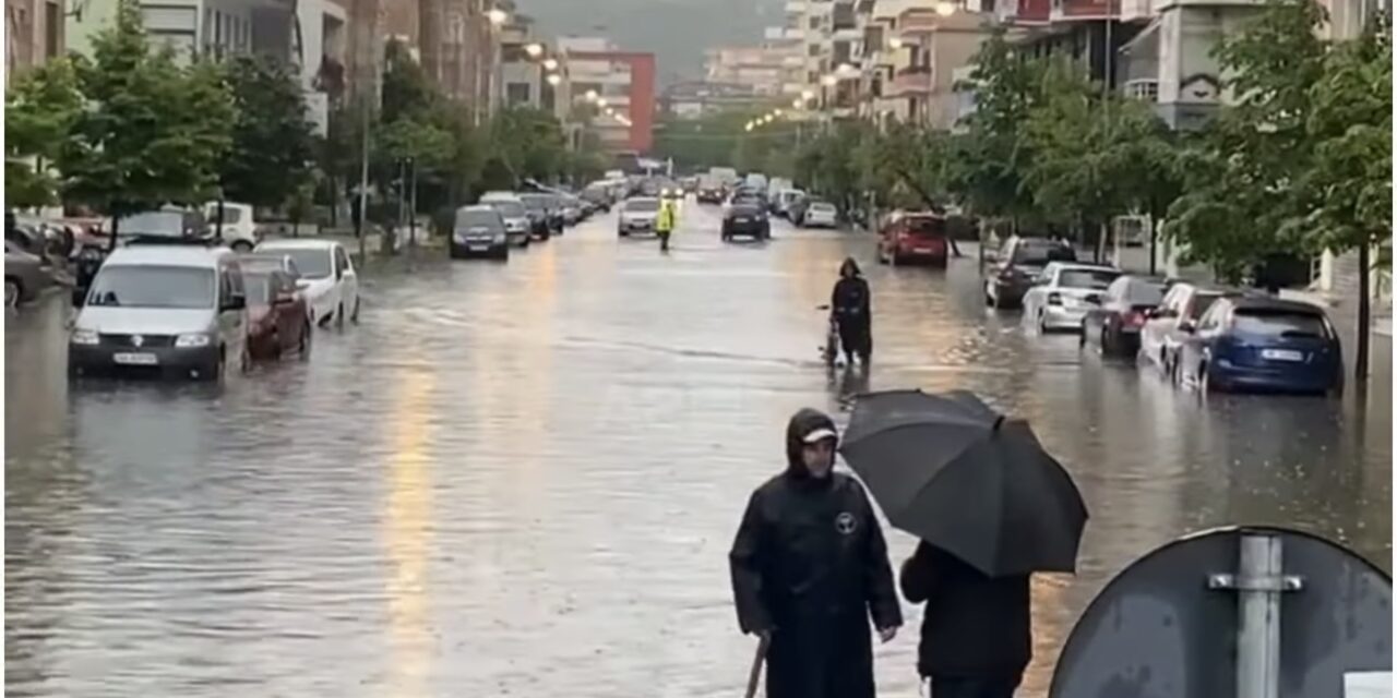 Përmbytje në Vlorë nga reshjet e shiut, kaos në trafik