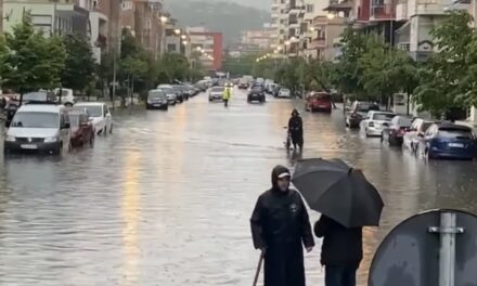 Përmbytje në Vlorë nga reshjet e shiut, kaos në trafik