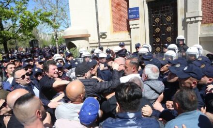 Tensione para Bashkisë! Rithemelimi përplaset me policinë, tentojnë të futen me forcë brenda godinës