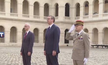 “Do të luftoj për Serbinë”, Vuçiç në Francë, kërkon avion lufte dhe flet për Kosovën