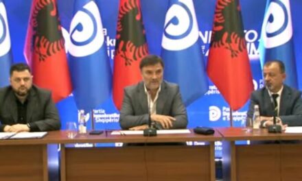 “Amnistia Penale”, Alibeaj: Dje u amnistuan drejtorët, sot thirren protestuesit para Bashkisë. Tallje!