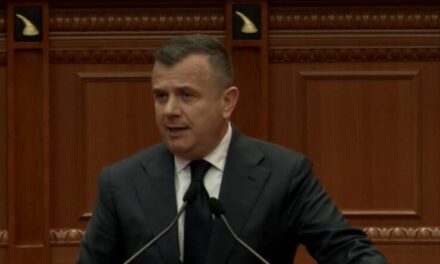 Opozita vendosi ‘targat’ në Kuvend, Balla: Si nuk shpëtuat nga historia e vulave! Gaz mos bjer pre e provokimeve