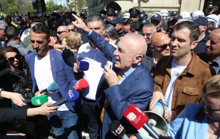 “Kur ngrihet populli, bie tirania”, Meta në protestën para Bashkisë Tiranë: Shqiptarët të bashkohen kundër projektit shfarosës të kombit