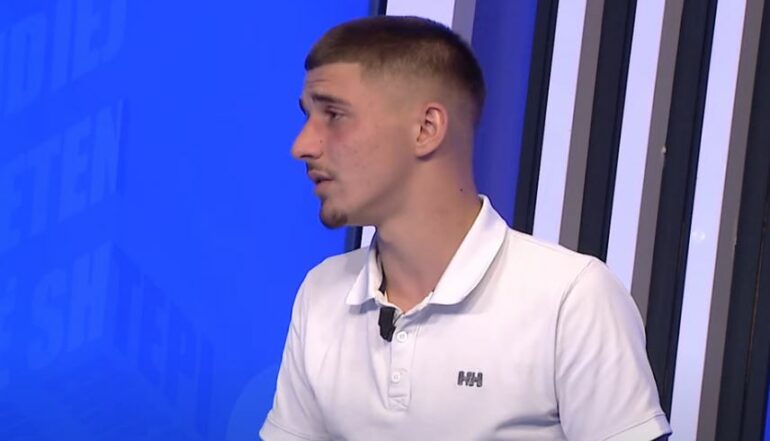 Vrasja me thikë e 18-vjeçarit Aurelio Dervishi, shoku i tij mes lotësh: Para ngjarjes isha me të, dyshohet se e ka qëlluar një…