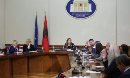 Kontratat në shëndetësi, deputetët e PS ftesë opozitës për vizitat në institucionet zbatuese, shkresa depozitohet në Kuvend