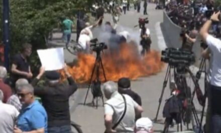 Militantët e Berishës dhe Metës hedhin molotov drejt gazetarëve dhe qytetarëve, momentet e panikut