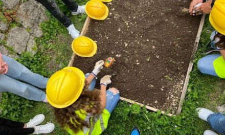 Nxënës shqiptarë nga Mali i Zi vizitojnë kalanë e Rozafës