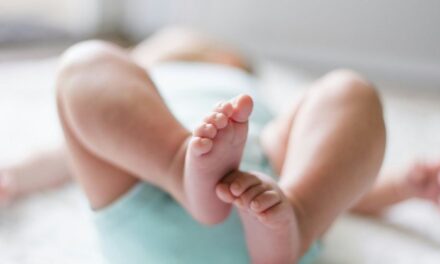 “Mos bëni fëmijë, që të shpëtojmë planetin”, profesoresha suedeze: Kisha të shpërndajë prezervativë