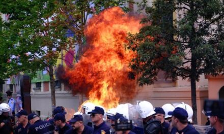 Breshëri molotovësh ndaj Bashkisë, opozita kërkon me zjarr dorëheqjen e Veliajt