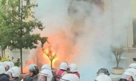 Protestuesit hedhin vezë e molotovë në drejtim të Bashkisë së Tiranës