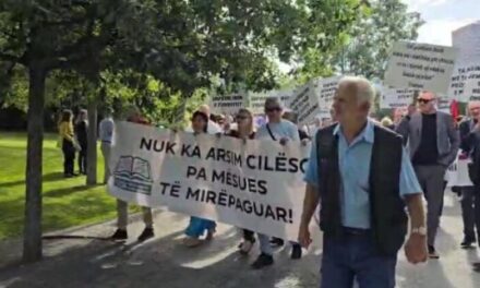 Sot 1 Maji/ Mësuesit protestë, marshim drejt Ministrisë së Arsimit