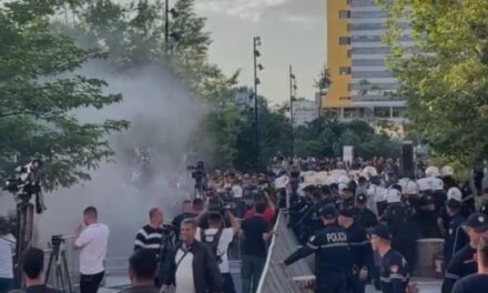 Protesta para Bashkisë së Tiranë, tre të proceduar dhe tre të tjerë në kërkim