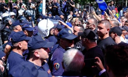 Agravon protesta jashtë Kuvendit, Klevis Balliu dhe militantët e Berishës përplasje të dhunshme me policinë