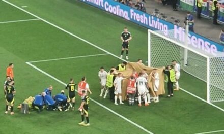 VIDEO/ Panik në ndeshjen Skoci – Hungari, lojtari hungarez përplaset në zonë dhe transportohet në spital!
