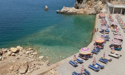 Shqiptarët më “dorëlëshuar”! Shumë turistë të huaj, por shpenzojnë shumë pak